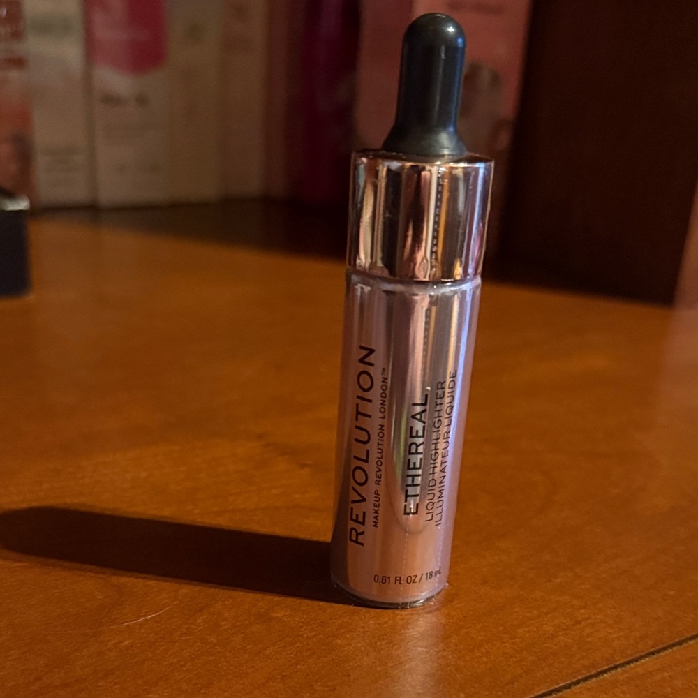 Revolution Ethereal Liquid Highlighter - Shimmering Silver